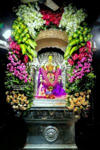 देवीचा सिंहगाभाऱ्यात पूर्ण विविध रंगीबेरंगी फुलांनी सजावट करण्यात आली होती.