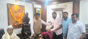 लोहारा येथील जिल्हा परिषद प्राथमिक शाळा शालेय व्यवस्थापन समिती अध्यक्ष हरी लोखंडे यांनी चेअरमन पदी बसवराज पाटील यांची निवड झाल्याने अभिनंदन केले